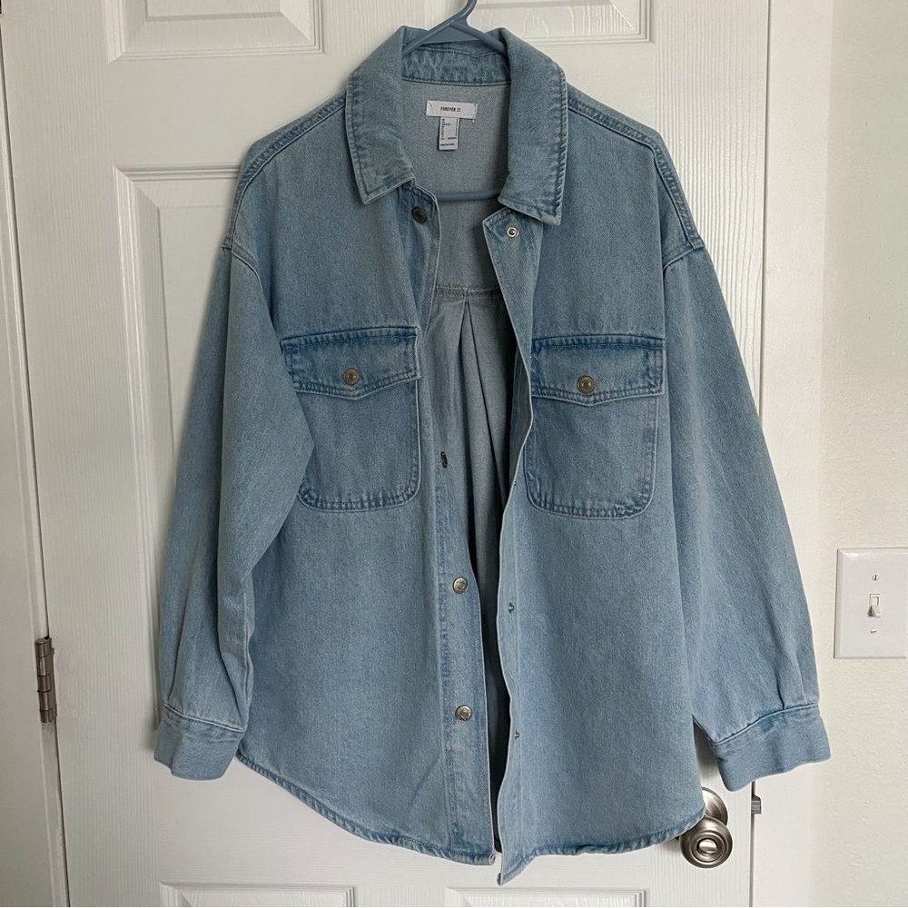 Forever 21 Denim Curved-Hem Shacket Size Small